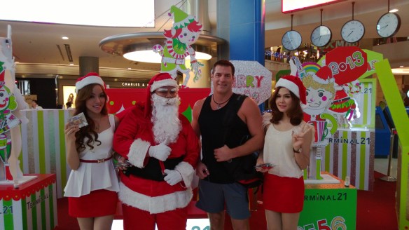 Walking past the mall on my way to the gym (hence my casual clothing...), I saw Santa at the mall.  So I HAD to get my picture taken with him!